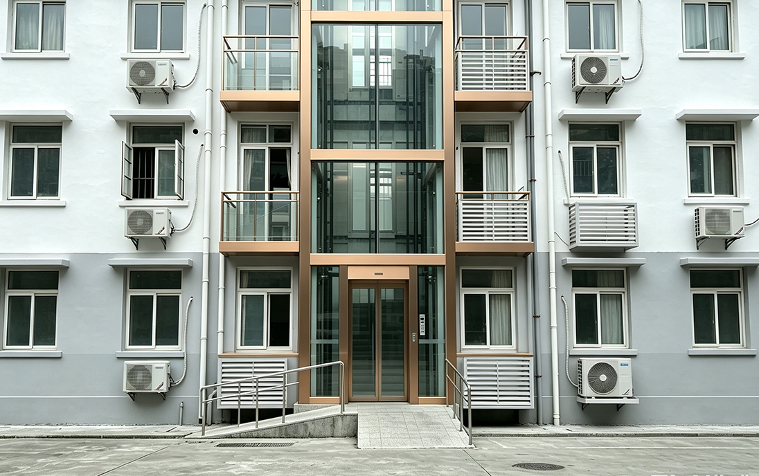 改造后的同一小区：每栋加装了电梯井、外墙粉刷规整、窗内透光、楼下有绿化与健身场地、地面平整。