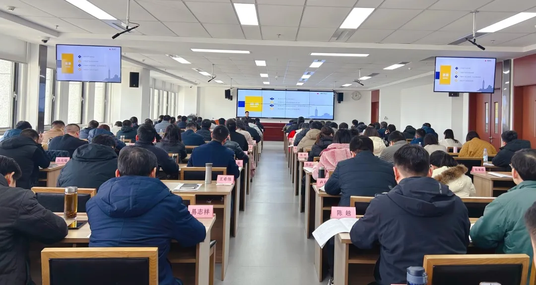 江宁区委党校培训现场管理人员认真聆听